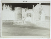 Saint-Jean-aux-Bois, ancienne porte, église dans le fond - septembre 1901