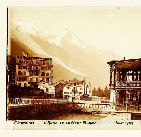 Chamonix (Haute-Savoie). L'Arve et le Mont-Blanc
