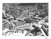 Amiens. Vue aérienne du centre ville avant la Reconstruction, depuis les ISAI Faidherbe jusqu'à la cathédrale : le beffroi, l'hôtel de ville, l'église Saint-Jacques