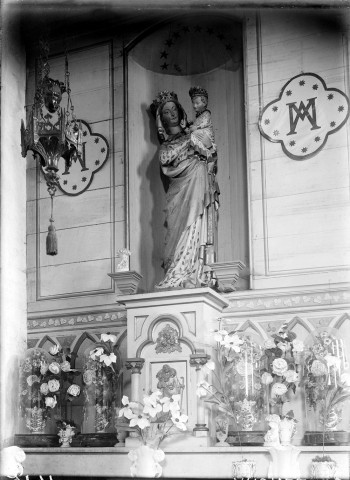 Eglise, vue intérieure : statue de Vierge à l'enfant