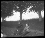Scène familiale. Portrait d'un couple assis sur le talus d'un chemin