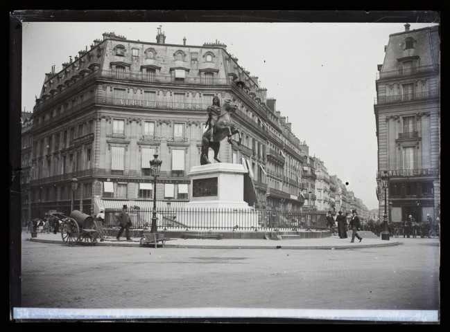 54 - Place des Victoires - statue de Louis XIV (Paris) - juillet 1894