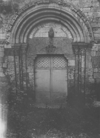 Eglise de Becquigny, vue de détail : le portail