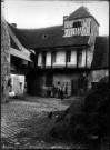 L'ancien hôtel du Grand Cerf à Gournay-sur-Aronde : la cour intérieure pavée et ses bâtiments (le pigeonnier grenier ou fuie, la coursive du premier étage)