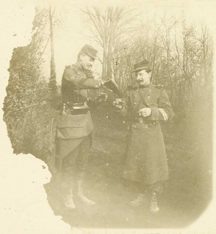 Manoeuvres militaires de Picardie du 2e Corps d'Armée : deux sous-officiers buvant un verre de vin dans un bois
