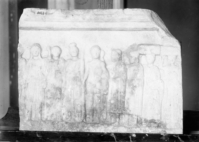 Musée de Picardie, fragment de sculpture représentant une cérémonie religieuse