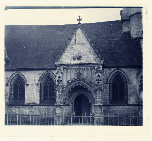 Crécy. L'église, portail latéral