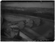 Vue aérienne d'une ville et d'un pont
