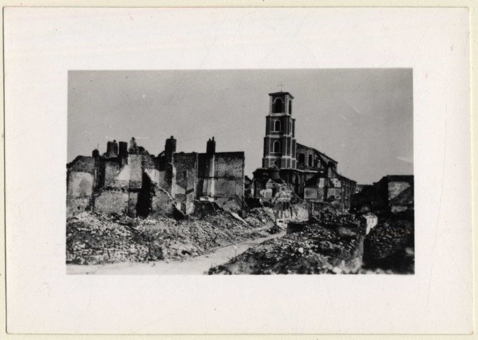 Amiens. L'église Saint-Jacques vue de derrière après les bombardements de 1940
