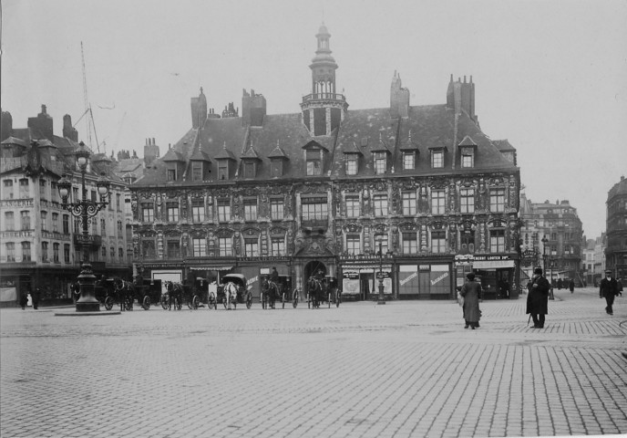 Lille (Nord), la Grand' Place, la Vieille Bourse et la colonne de la Déesse