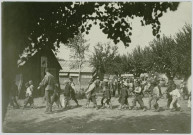 PHOTOGRAPHIE MONTRANT DES ENFANTS GRECS, DANS UN CAMP, MARCHANT DEUX PAR DEUX. MARCELLE TINAYRE (1870-1948). ECRIVAIN