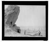 [Touristes posant près d'une énorme roche. Vue générale du Mokattam, quartier du Caire]