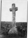 Une croix de grès, érigée dans un champ