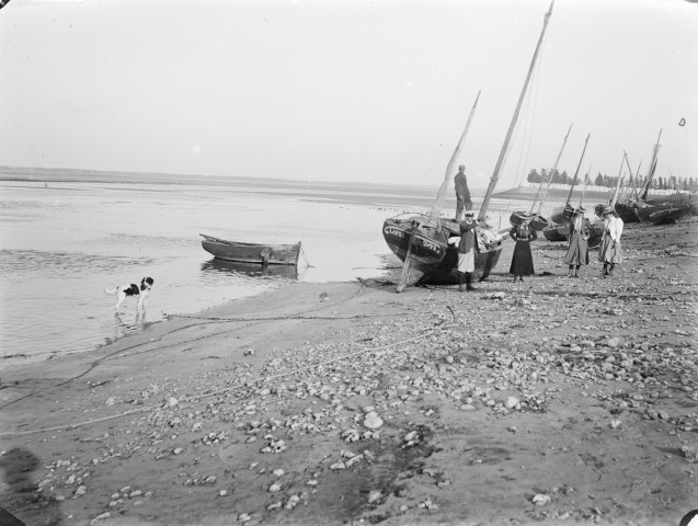 Paysage du littoral à marée basse : les barques de pêche échouées sur la plage