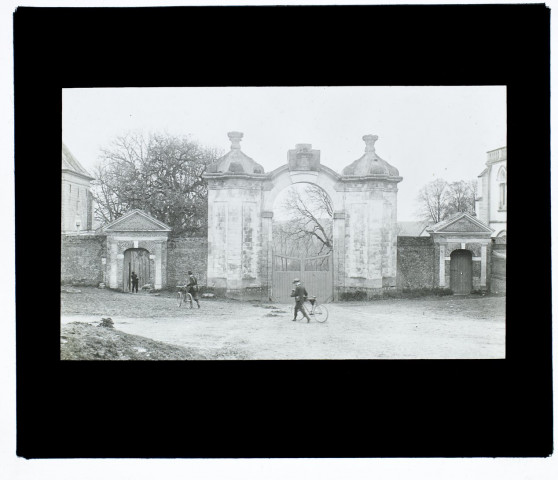 Abbaye de Dommartin - porte de la ferme - 1903