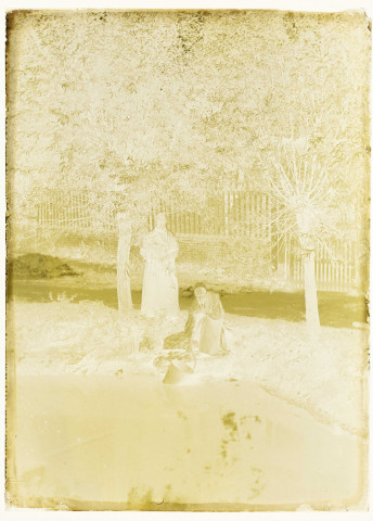 Martinsart (Somme). Femmes puisant de l'eau dans la mare à l'angle de la rue de Becquette et de la Place Publique