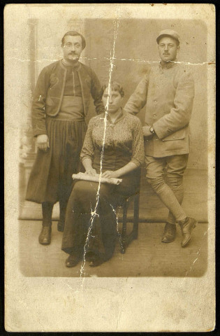 Photographie de Paul Replonge (1894-1968), en uniforme du 132e régiment d'infanterie, de Marie Madeleine Replonge (?), sa soeur, et d'un homme en uniforme de zouave (peut-être le beau-frère de Paul)
