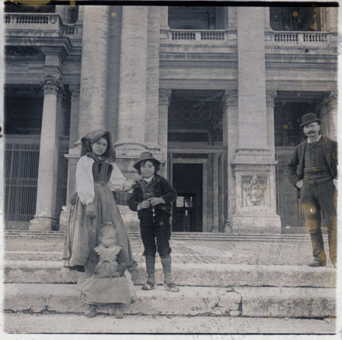 Rome - Groupe sur les marches de Saint-Jean de Latran