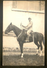 Portrait d'un soldat à cheval clairon à la main