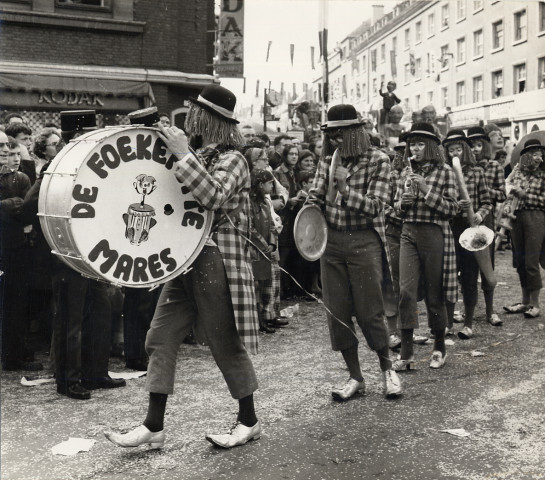 XIIe carnaval d'Amiens "sur la route du soleil levant" (1972) : les musiciens (Hollande), les clowns burlesques (Hollande), "on brûle le Roi !"