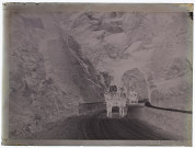 Route de Péone à Guillaumes - avril 1905 (Le photographe a indiqué qu'il s'agissait de la Route de Péone à Guillaumes mais il s'agit vraisemblablement des gorges de Daluis entre Daluis et Guillaumes)