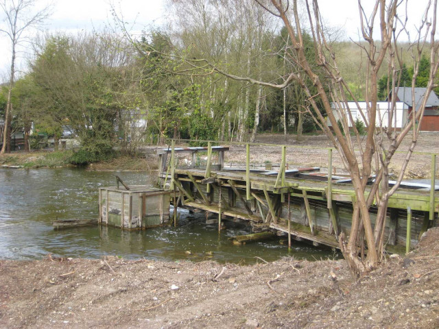 L'ancienne anguillère d'Eclusier Vaux est une des dernières de la vallée de la Haute-Somme. En aval d'un étang, est créé un dénivelé qui précipite les eaux dans une sorte de caisson à lamelles de bois. L'eau s'écoule entre ces lamelles pour rejoindre la Somme, mais l'anguille reste piégée