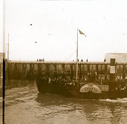 Le Tréport. Bateau à vapeur "Le Picardie" transportant des passagers le long de la jetée