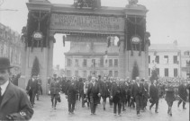 Visite officielle de Raymond Poincaré en 1919 : le président de la République, accompagné de MM Klotz et Duchaussoy passe sous un arc de triomphe dressé en son honneur par les commerçants amiénois