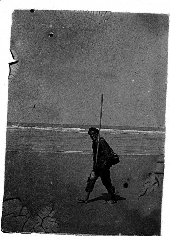 Paysage littoral. Un pêcheur à pied sur la plage
