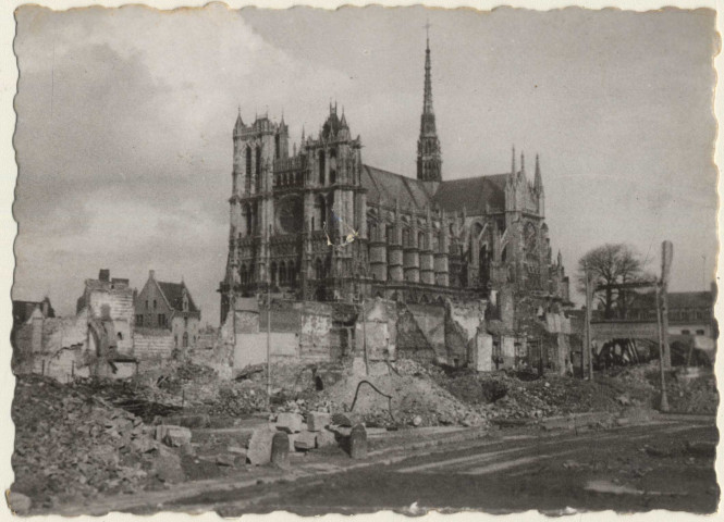 Amiens. La cathédrale se dresse parmi les ruines après les bombardements de 1940