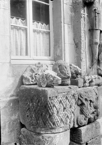 musée Chaumousey, chapiteau et diverses têtes d'animaux sculptés de l'église de Chaumousey
