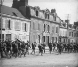 Fin août-début septembre 1914, militaires allemands défilant rue Jules Barni à Amiens
