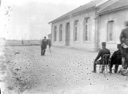 Guerre 1914-1918. Le photographe réalisant le portrait d'un groupe de militaires