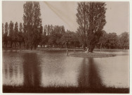 Bassin et ilôts arborés au parc de La Hotoie à Amiens