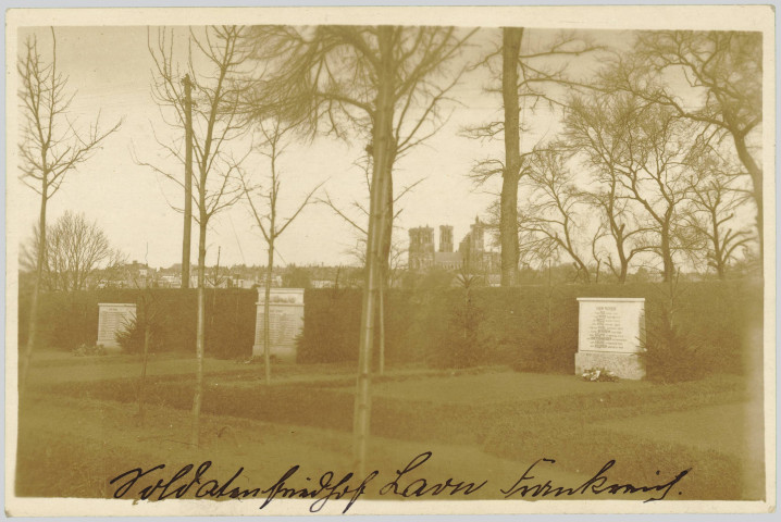 CARTE-PHOTO MONTRANT TROIS STELES AU PREMIER PLAN. AU FOND LA CATHEDRALE DE LAON. MANUSCRITE A L'ENCRE NOIRE AU RECTO