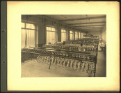 Reconstruction de la Fabrique Française de Gazes à Bluter (F.F.G.B.) à Sailly-Saillisel (Somme). Ouvrières au travail dans l'atelier de dévidage et moulinage
