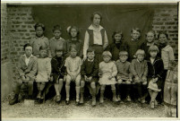 Photo de classe : Mme Delaunay, institutrice, et ses élèves