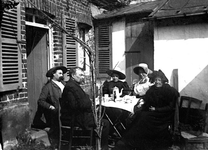 Amiens. Scène quotidienne. Le café au jardin