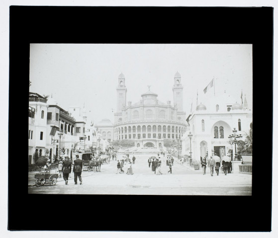 [Exposition universelle Paris 1900 : le Palais du Trocadéro, le pavillon de l'Algérie et le pont d'Iéna]