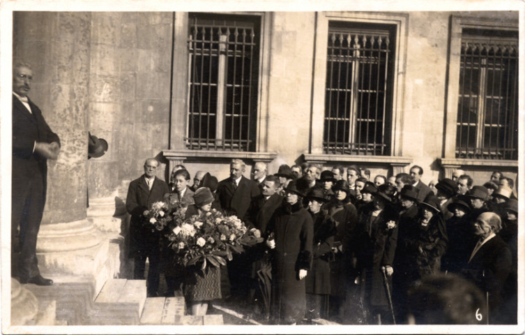 Guerre 1914 1918. Cérémonie d'inauguration du monument aux morts des élèves de l'école des Beaux arts devant la bibliothèque municipale