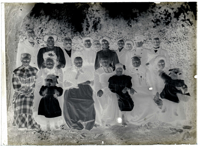 Scène de la vie quotidienne d'une famille bourgeoise. Photographie de famille avec un abbé