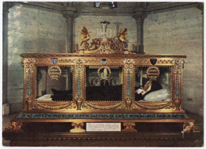 Corps de la Bernadette Soubirous reposant dans sa châsse de verre située dans la chapelle de l'ancien couvent Saint-Gildard à Nevers