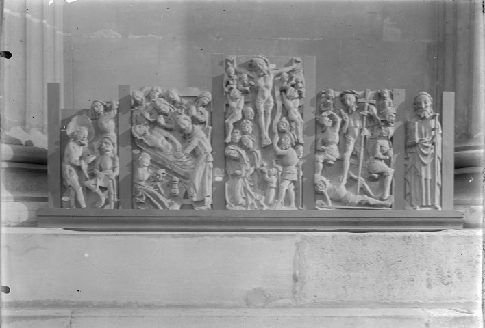 Musée de picardie, la flagélation, le crucifiement, etc (fouilles église de Conty)