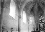 Eglise de Lucheux, vue intérieure : les chapiteaux romans et la voûte