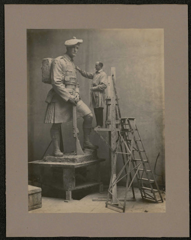 Le sculpteur écossais George Henry Paulin travaillant sur la statue d'un soldat du la 51e division des Highlands, destinée au monument commémoratif du mémorial de Beaumont-Hamel qui sera inauguré le 28 septembre 1924