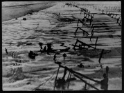 Défense passive sur les plages picardes. Soldats allemands installant des obstacles anti-débarquements attaqués par des chasseurs anglais entre Cayeux-sur-Mer et Ault
