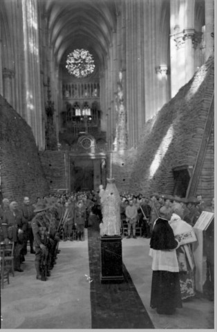 Guerre 1914-1918. Vue intérieure de la cathédrale d'Amiens, protégée par des sacs de sable lors de la cérémonie religieuse célébrée en l'honneur des militaires australiens, le 8 septembre 1918