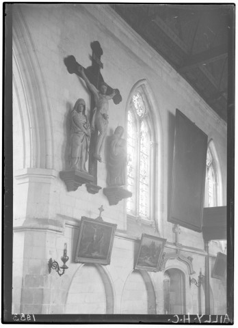 Eglise, vue intérieure : l'ensemble statuaire figurant le Christ en croix, Saint Jean, la Vierge