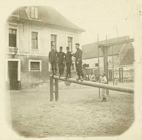 Amiens (Somme). Soldats sur une poutre d'un parcours de gymnastique