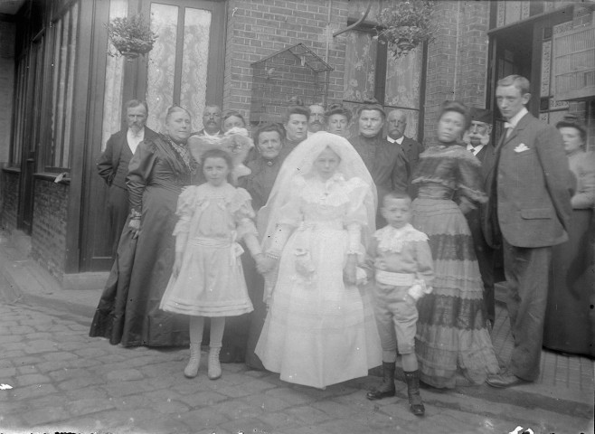 photo de famille pour une communion de petite fille